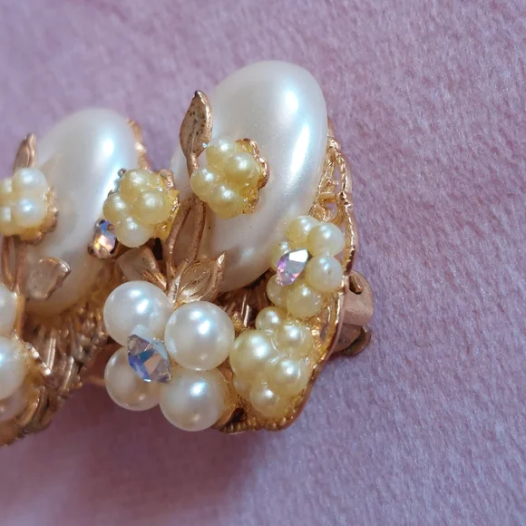 Unsigned Miriam Haskell Vintage Faux Pearl AB Goldtone Floral Earrings - Picture 14 of 14